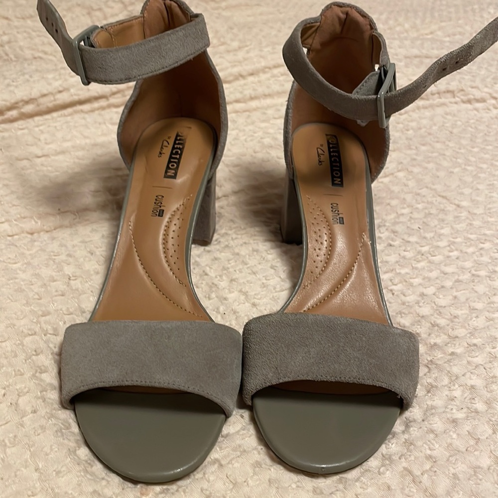 Clarks Deva Mae gray leather heeled sandals with cushion insole